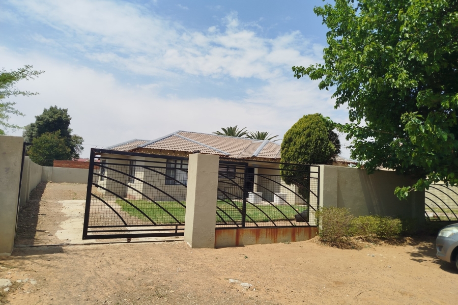 To Let 4 Bedroom Property for Rent in Riebeeckstad Free State